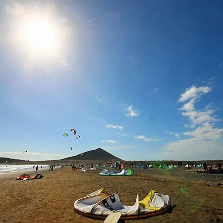 Beach Front Seaview Wifi Apartment El Medano (Tenerife)
